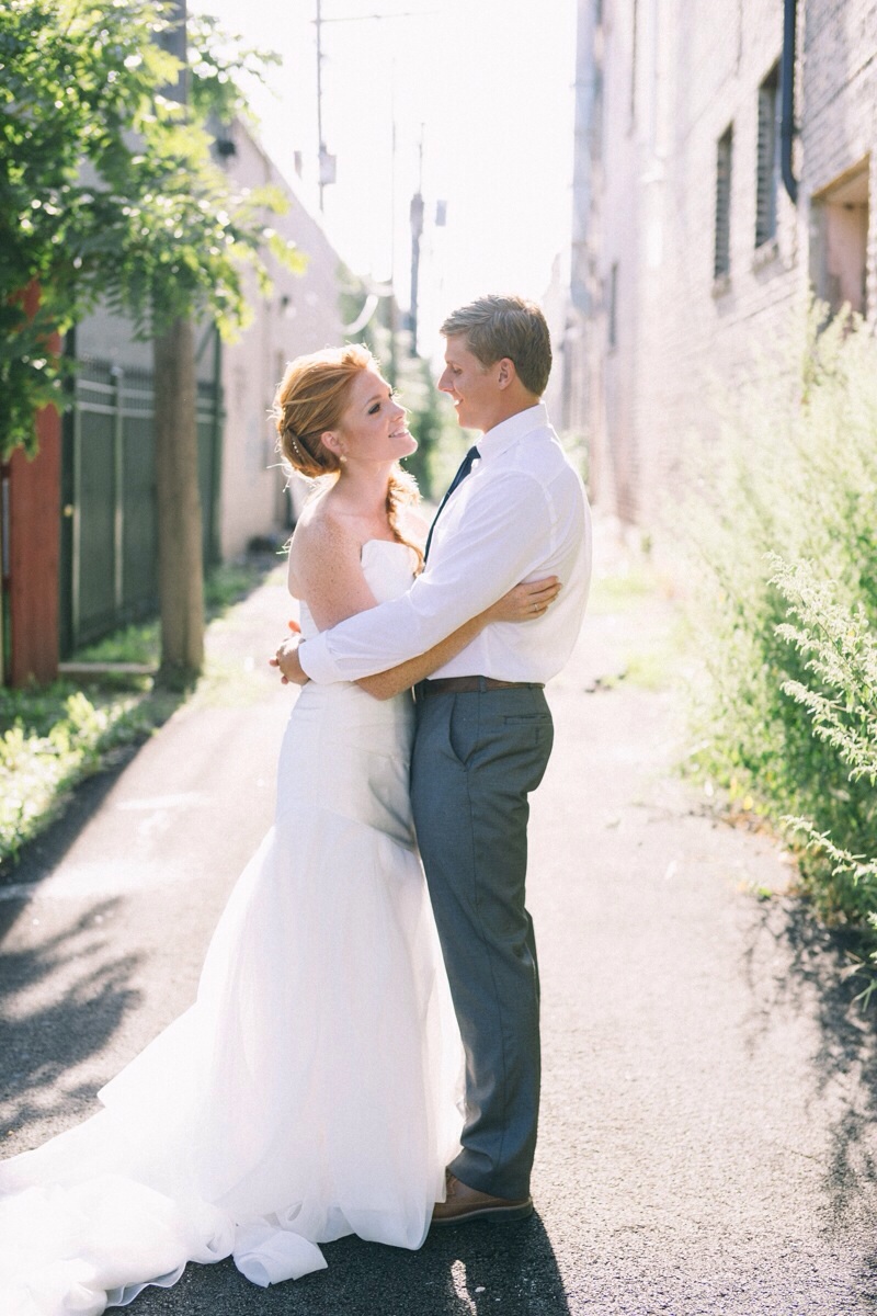 Chicago alley wedding pictures with bride and groom