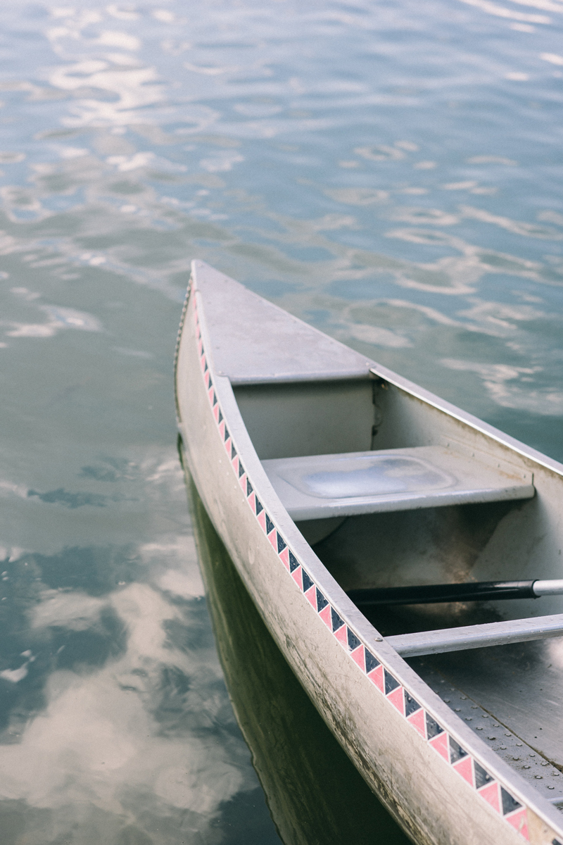 Minneapolis lake of the isles canoe engagement photos 