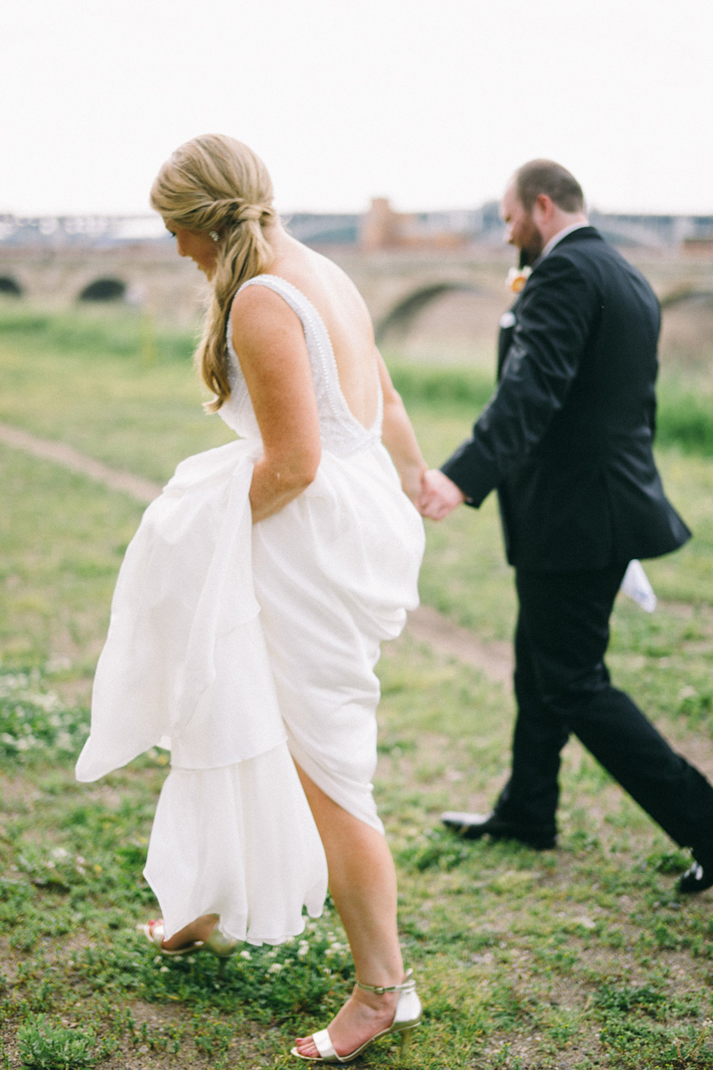 bride and groom pictures downtown Minneapolis