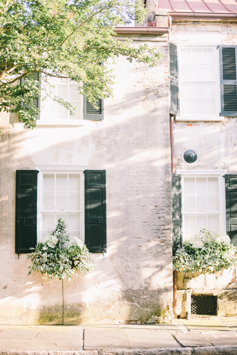 Charleston bridal portraits | Rainbow Row wedding photos | Charleston wedding photographer