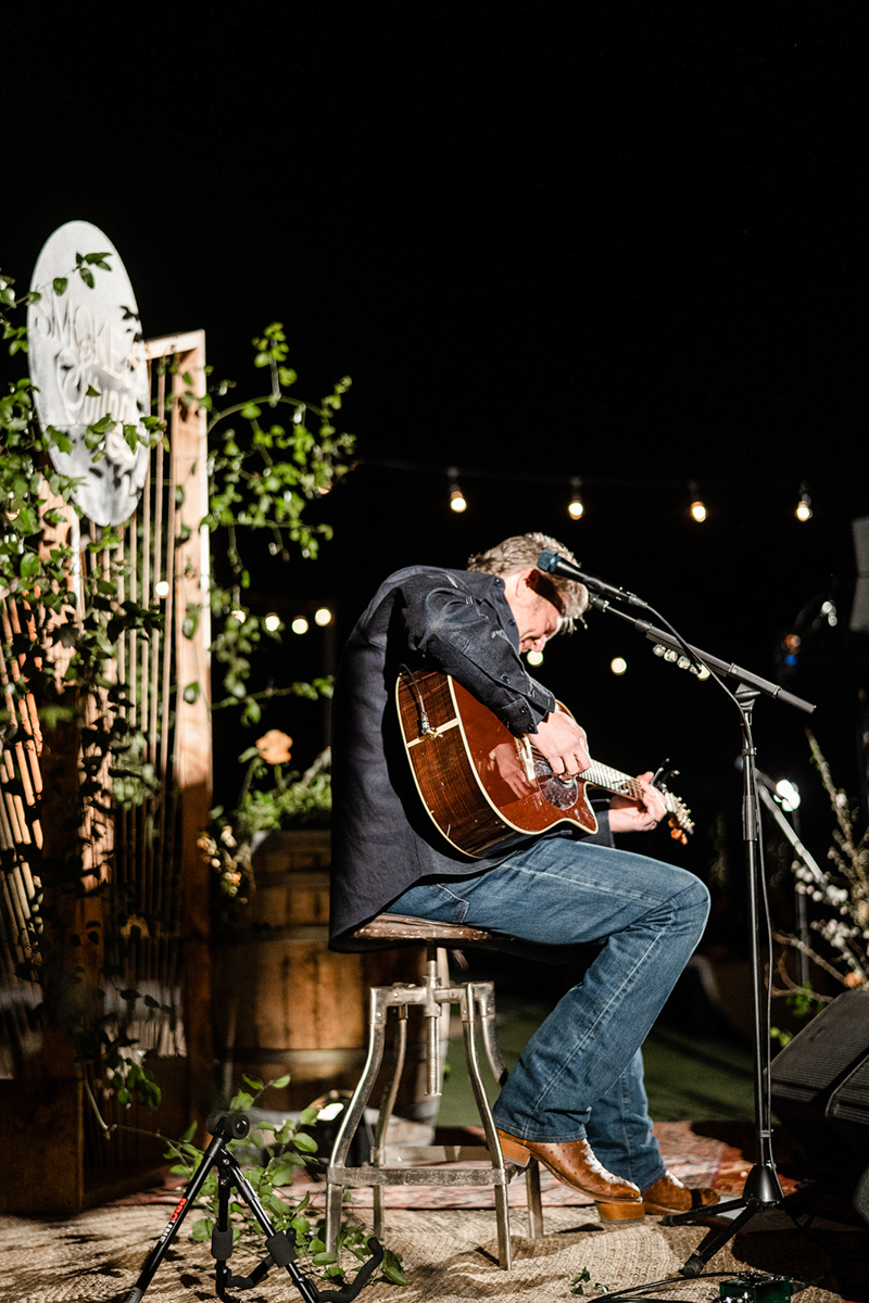 blake shelton at private concert at kurt warners house