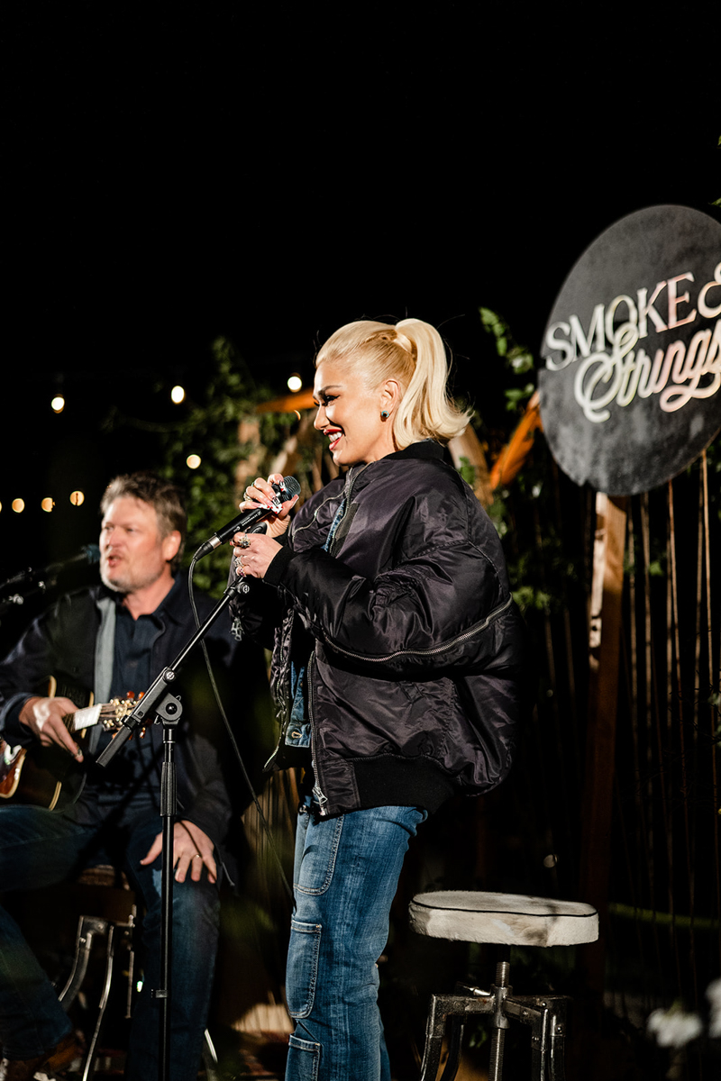blake shelton and gwen steffani singing at private event in scottsdale arizona