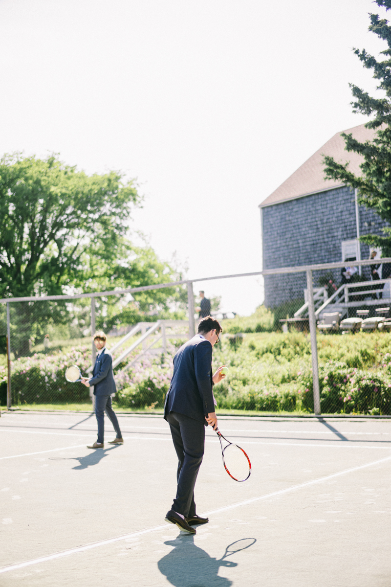 wedding guests playing tennis