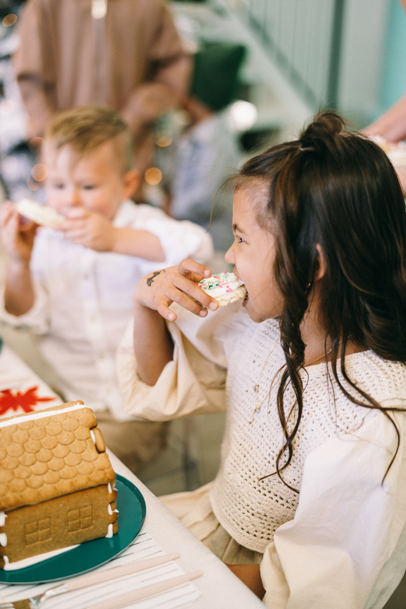 gingerbread decorating party