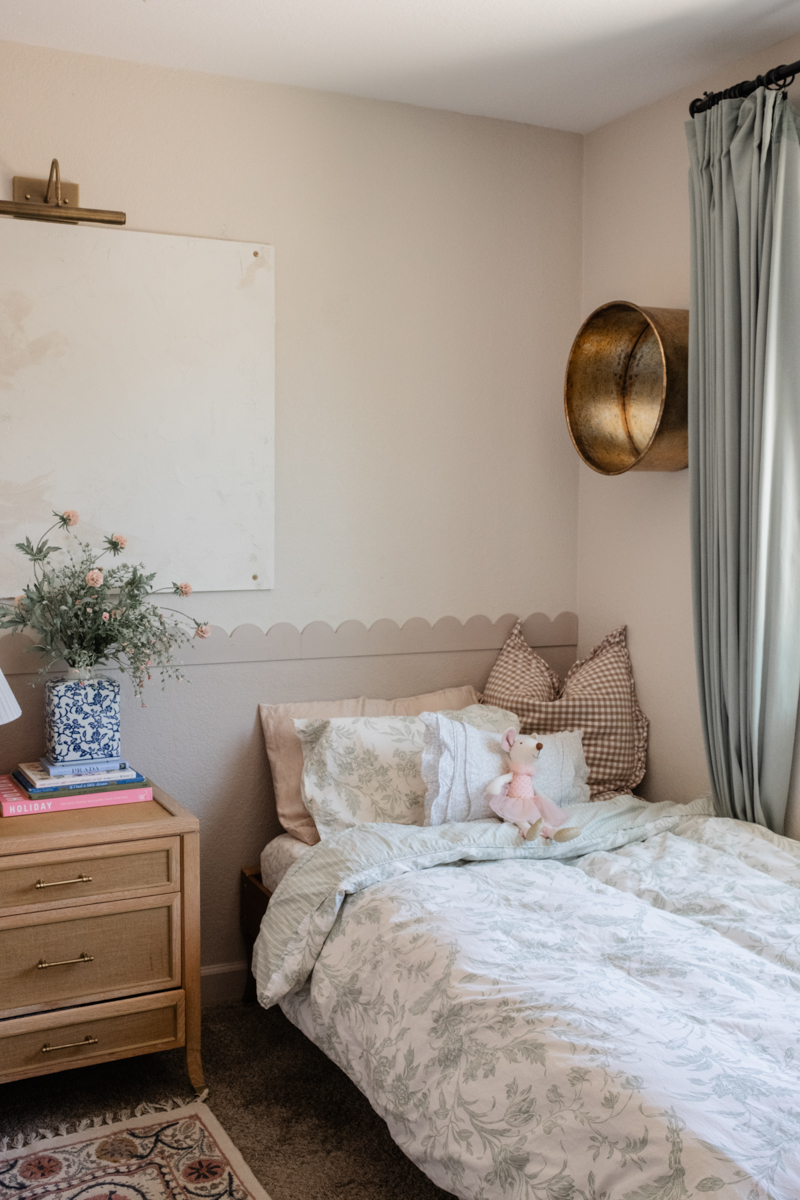 girls room with scallop molding
